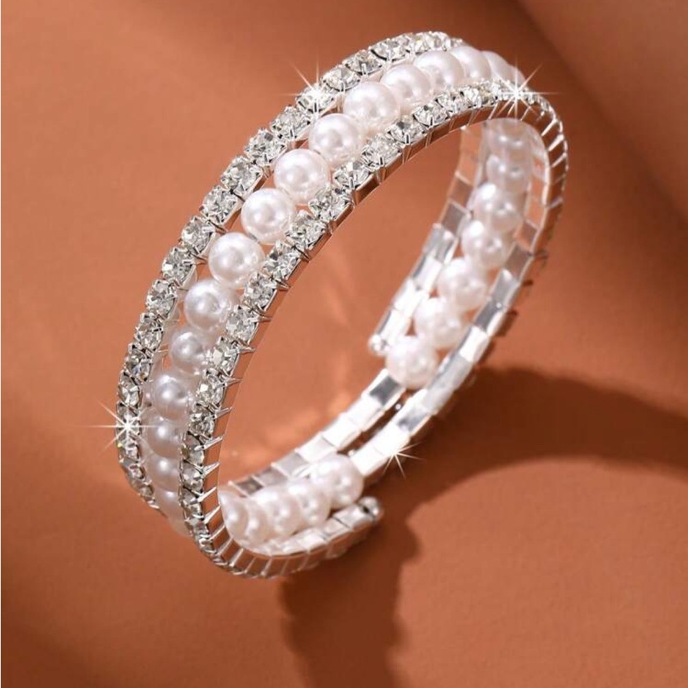 Elegant Silver and White Pearl Bracelet
